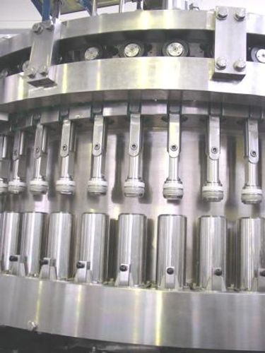 Piston filler with automatic cleaning system