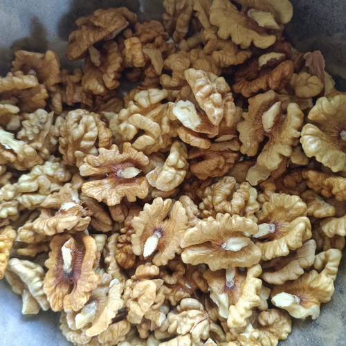 Walnuts in shell/walnut kernels